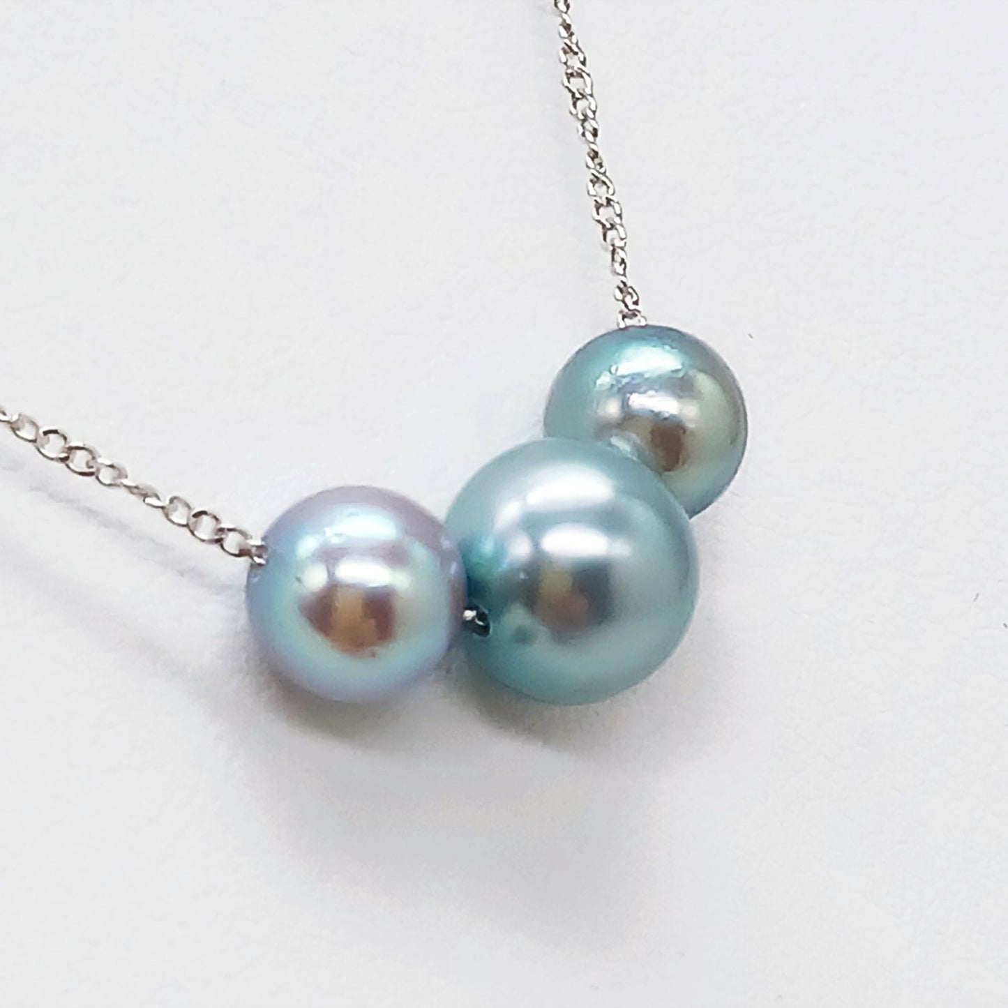 Akoya pearl 3-piece threaded necklace with dark blue-gray pearls and silver chain, 40 cm length