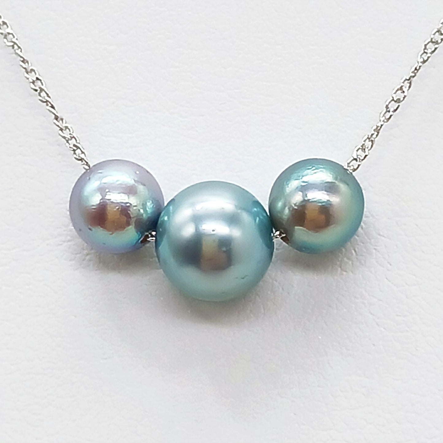 Akoya pearl 3-piece threaded necklace with dark blue-gray pearls and silver chain, 40 cm length