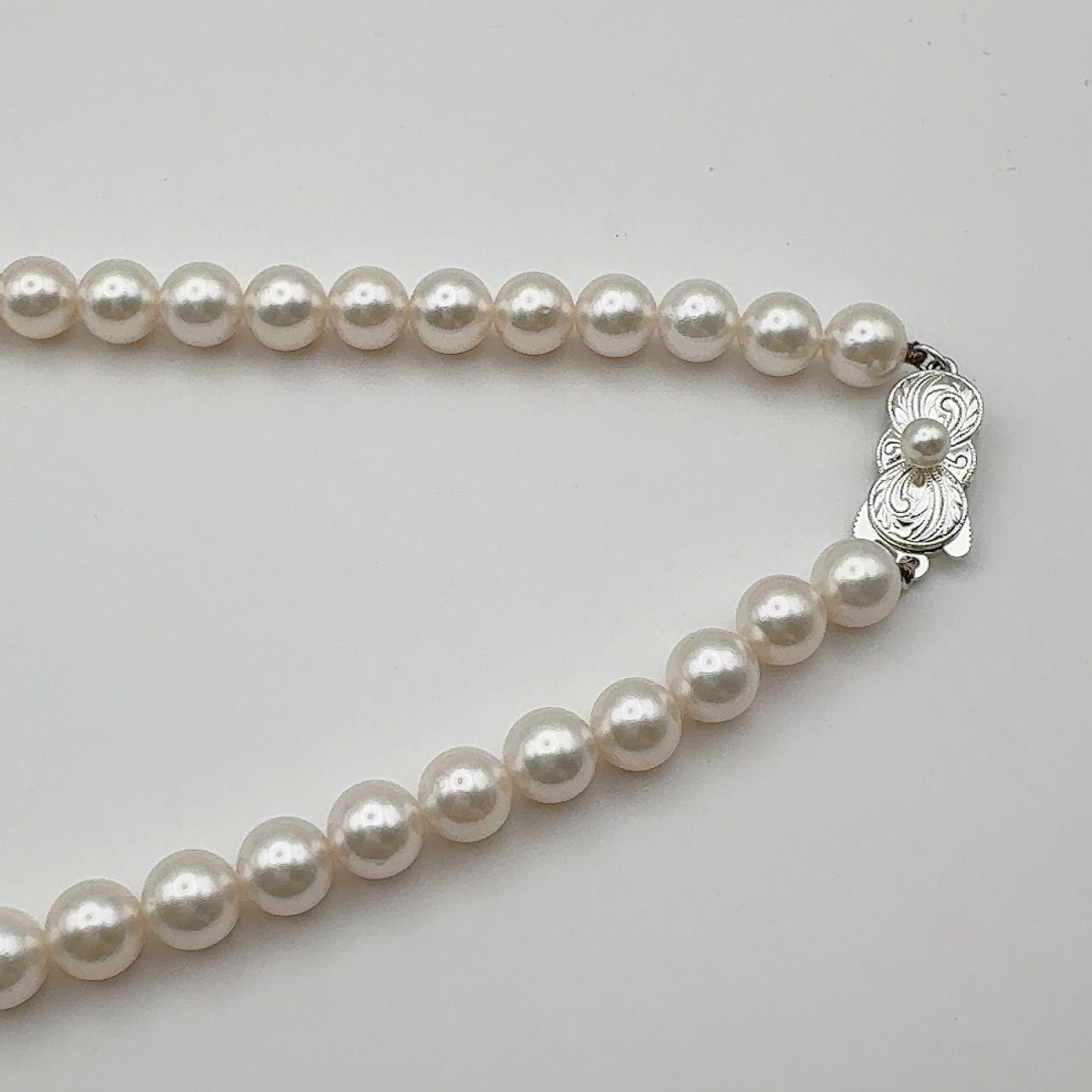 MIKIMOTO Necklace featuring 7mm pearls measuring 43 cm in length with a polished finish