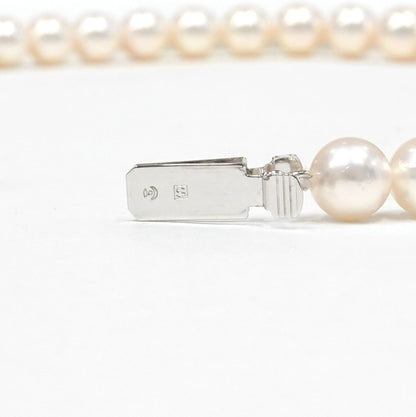 Tasaki Akoya pearl gradient necklace approximately 41cm with matching pearl earrings and silver clasp