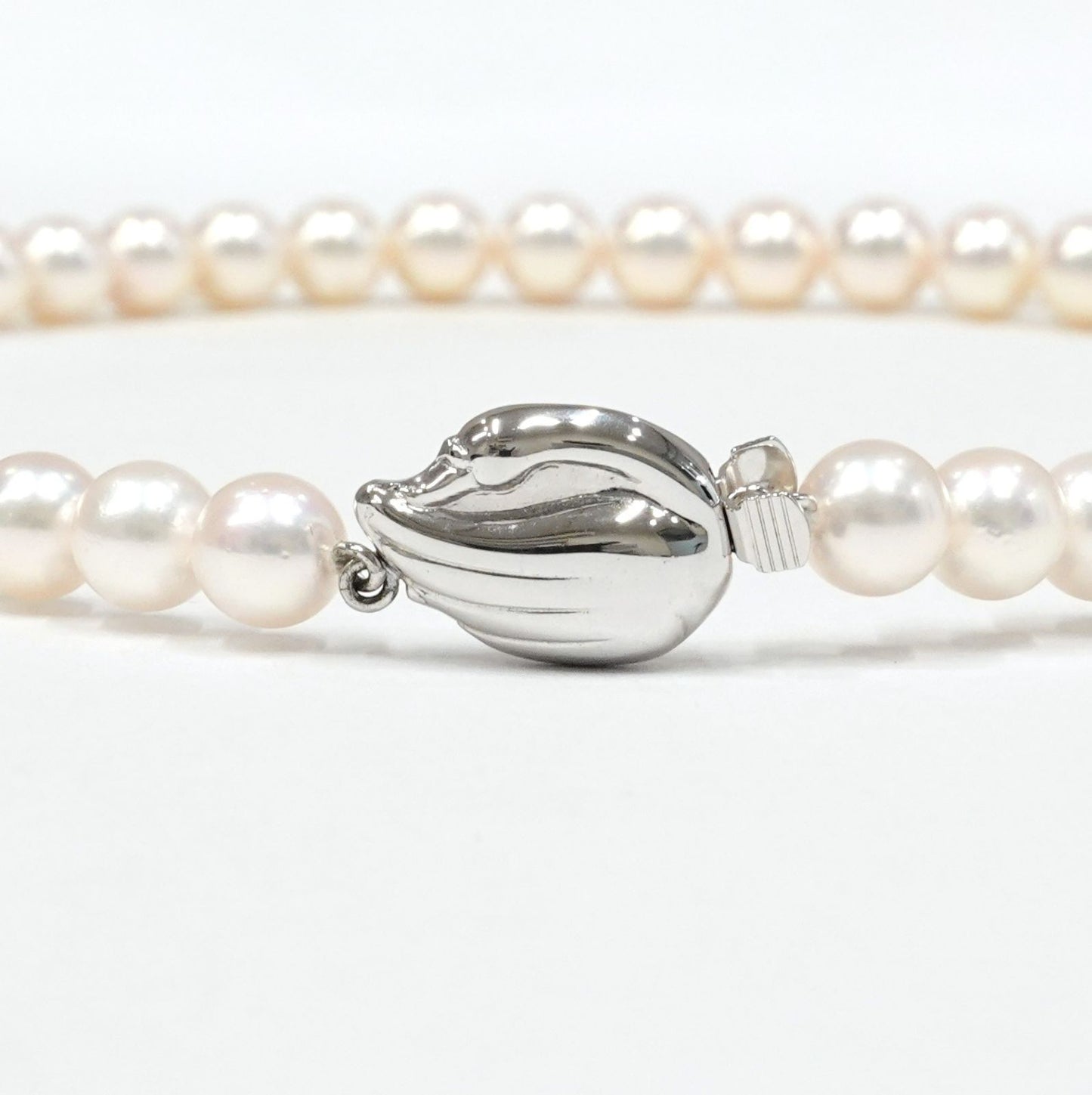 Tasaki Akoya pearl gradient necklace approximately 41cm with matching pearl earrings and silver clasp