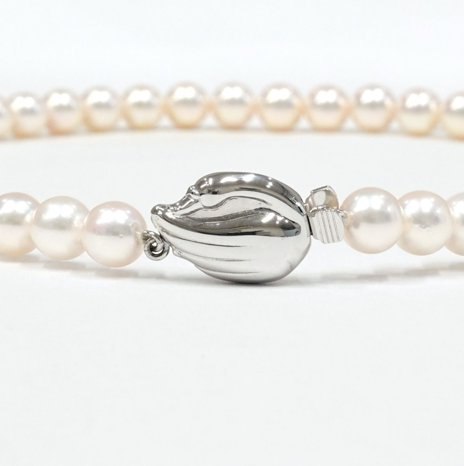 Tasaki Akoya pearl gradient necklace approximately 41cm with matching pearl earrings and silver clasp