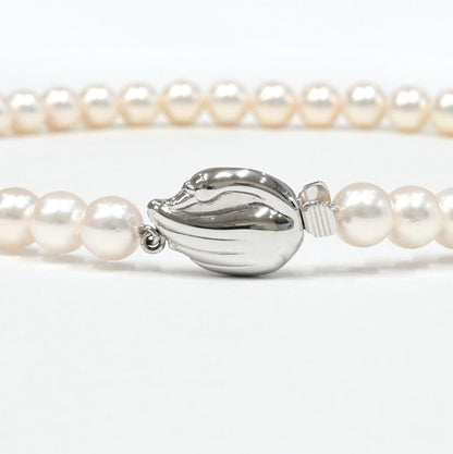 Tasaki Akoya pearl gradient necklace approximately 41cm with matching pearl earrings and silver clasp