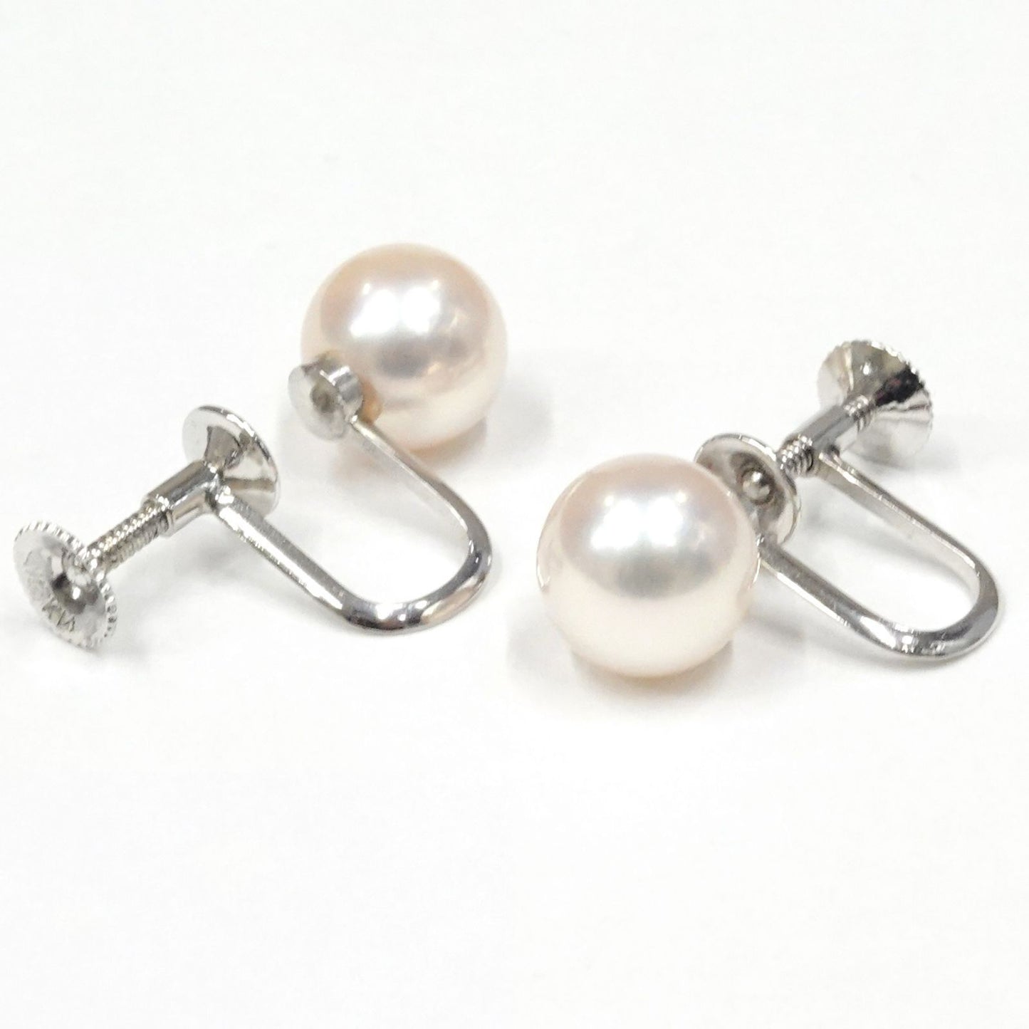 Tasaki Akoya pearl gradient necklace approximately 41cm with matching pearl earrings and silver clasp