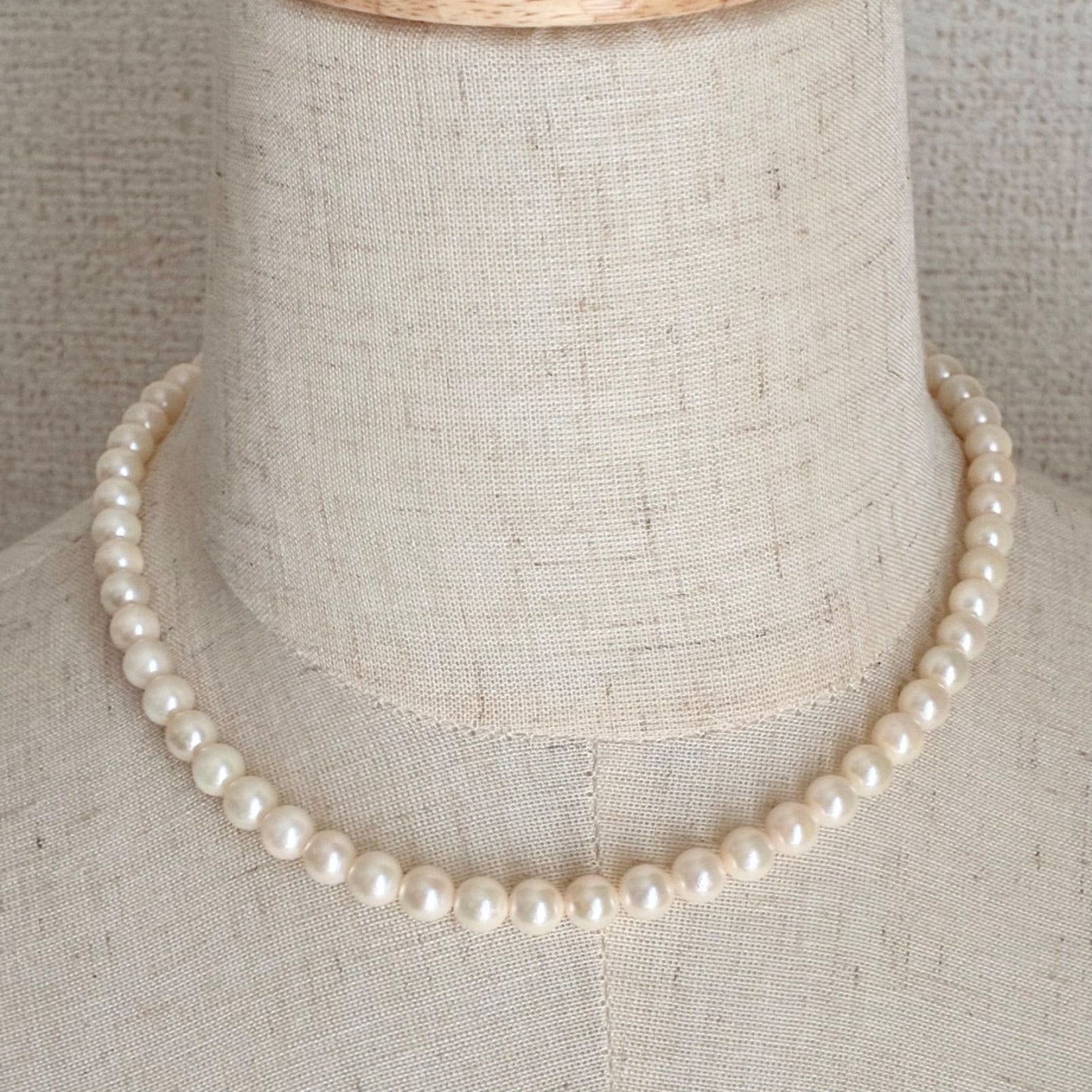Akoya pearl necklace with 7.1-7.4mm round pearls and 43cm silver chain displayed on white background