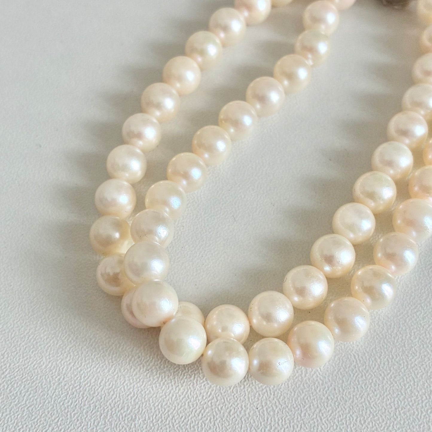 Akoya pearl necklace with 7.1-7.4mm round pearls and 43cm silver chain displayed on white background
