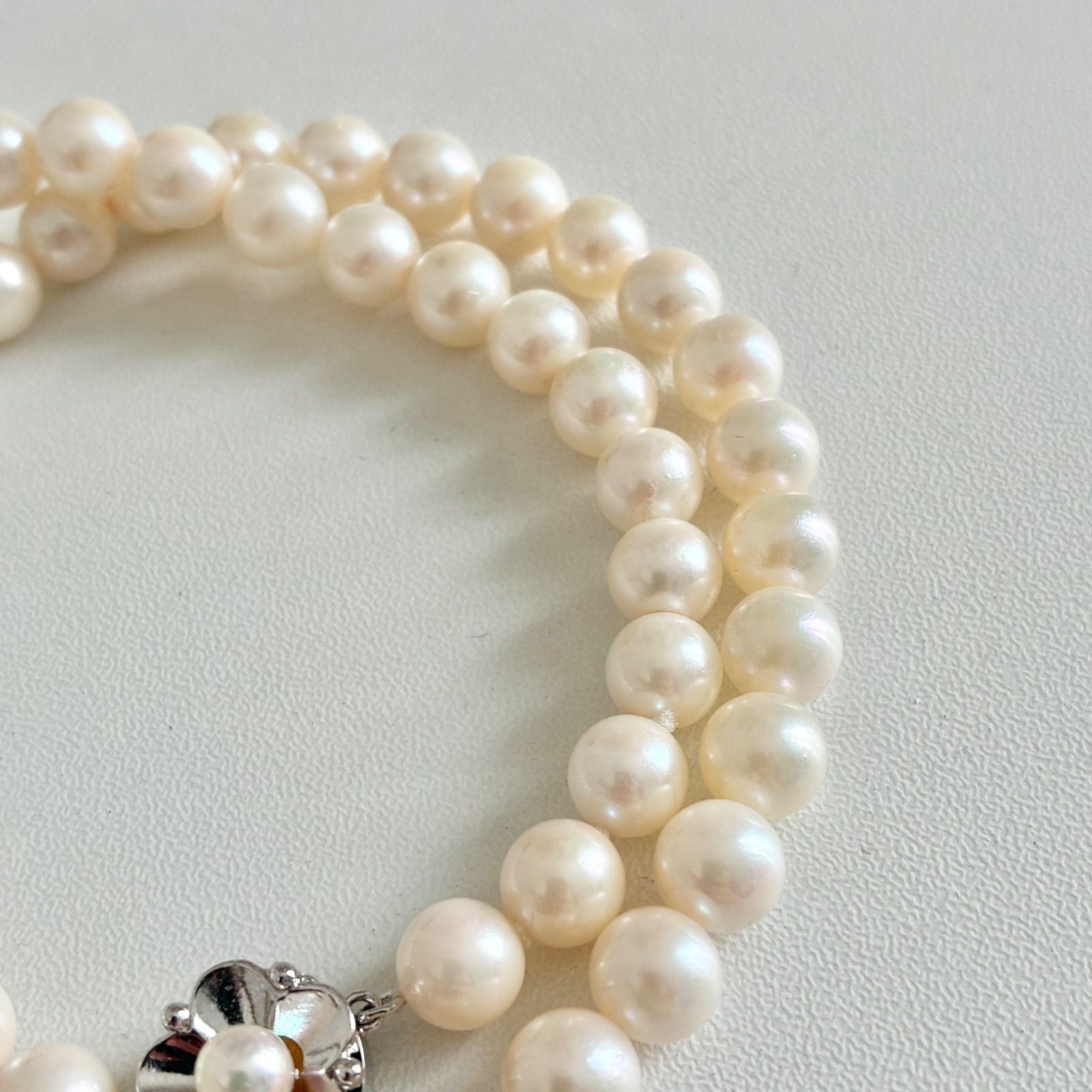 Akoya pearl necklace with 7.1-7.4mm round pearls and 43cm silver chain displayed on white background