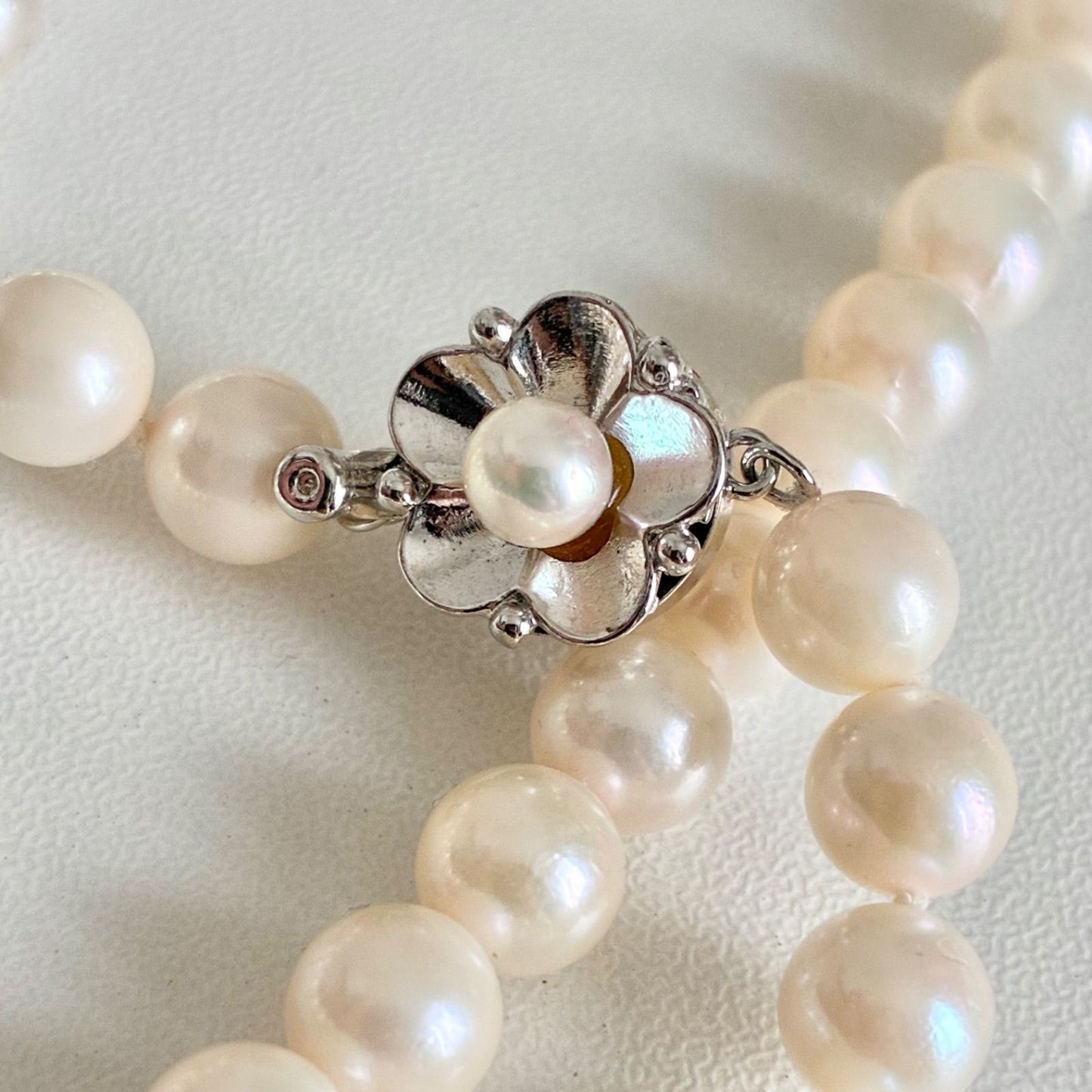Akoya pearl necklace with 7.1-7.4mm round pearls and 43cm silver chain displayed on white background