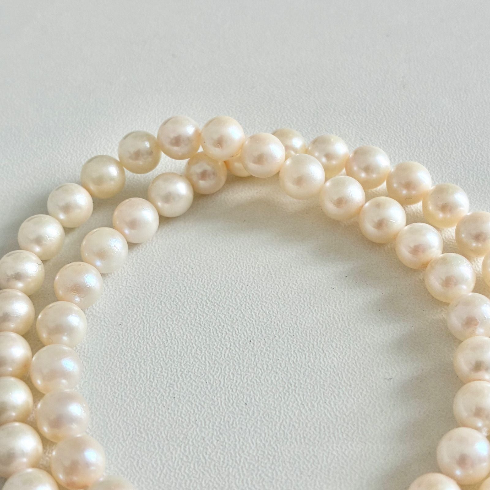 Akoya pearl necklace with 7.1-7.4mm round pearls and 43cm silver chain displayed on white background