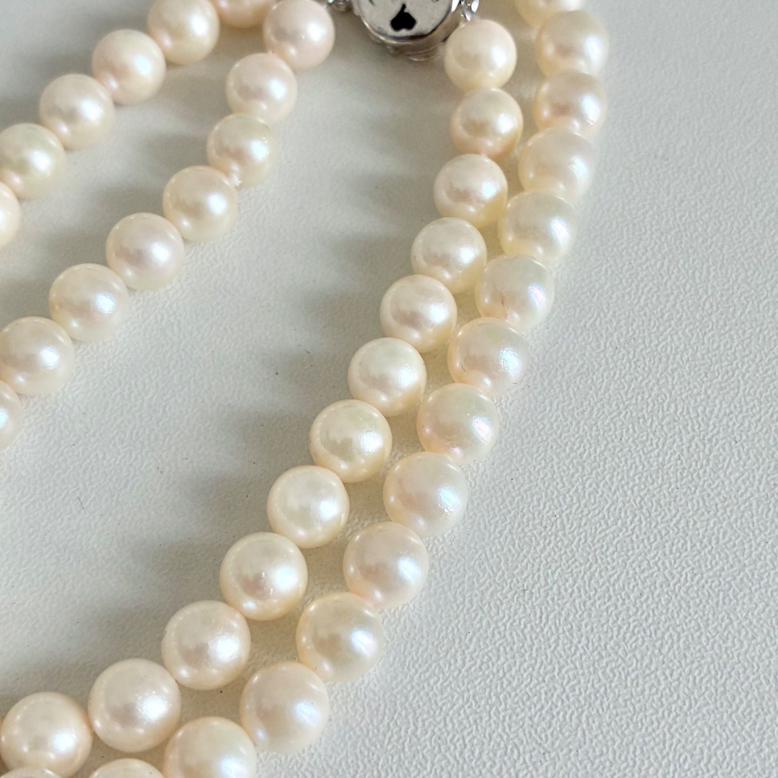 Akoya pearl necklace with 7.1-7.4mm round pearls and 43cm silver chain displayed on white background