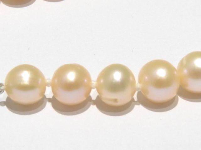 Long genuine pearl necklace with 7 to 7.5 mm white pearls measuring 123 cm
