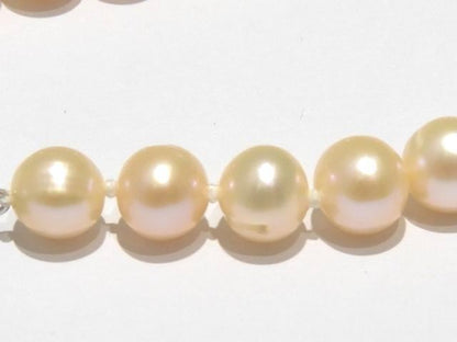 Long genuine pearl necklace with 7 to 7.5 mm white pearls measuring 123 cm