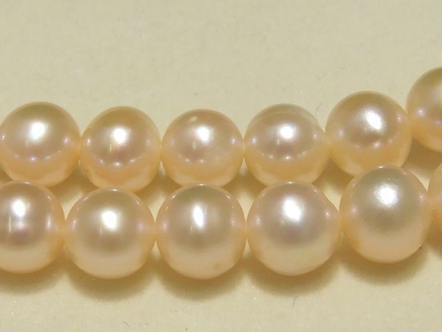 Long genuine pearl necklace with 7 to 7.5 mm white pearls measuring 123 cm