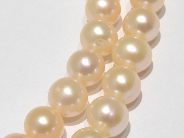 Long genuine pearl necklace with 7 to 7.5 mm white pearls measuring 123 cm