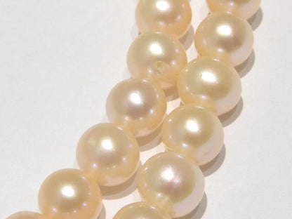 Long genuine pearl necklace with 7 to 7.5 mm white pearls measuring 123 cm