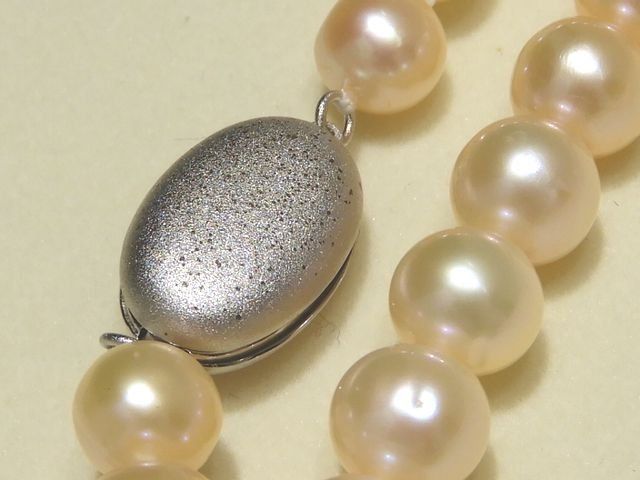 Long genuine pearl necklace with 7 to 7.5 mm white pearls measuring 123 cm