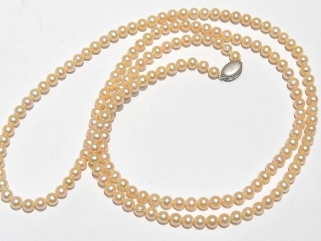 Long genuine pearl necklace with 7 to 7.5 mm white pearls measuring 123 cm