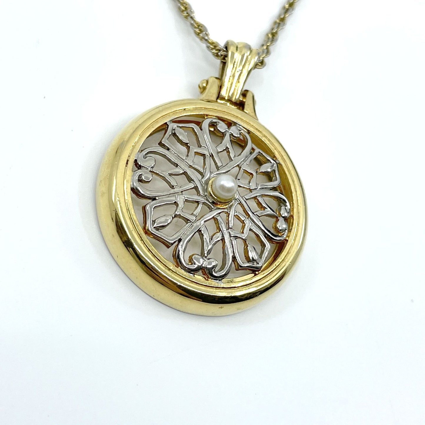 Mikimoto Loupe Pendant Necklace featuring a pearl magnifier on a 64 chain with moderate scratches