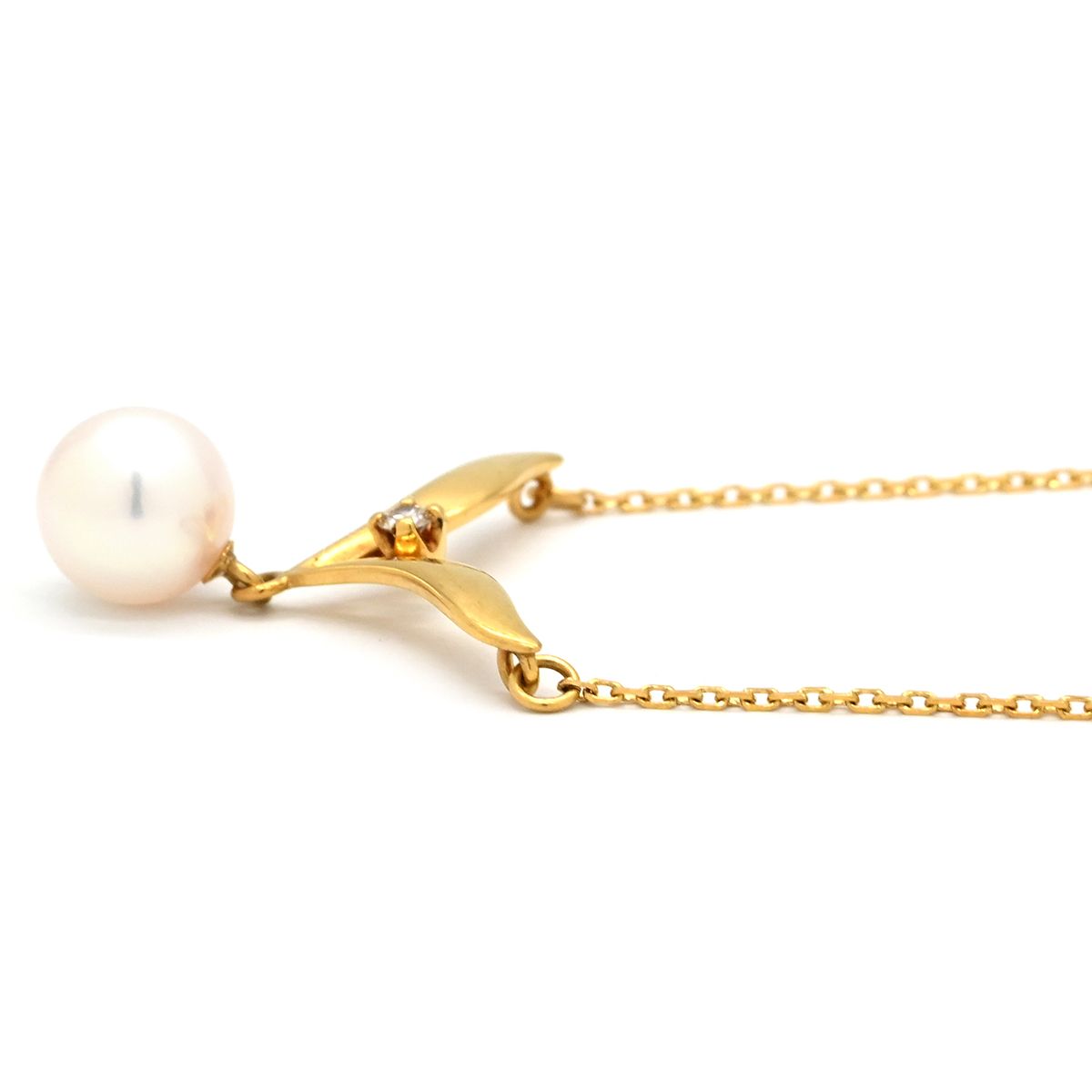 Mikimoto pearl necklace with pearl white and yellow gold, diamond V-shape design, 42 cm length