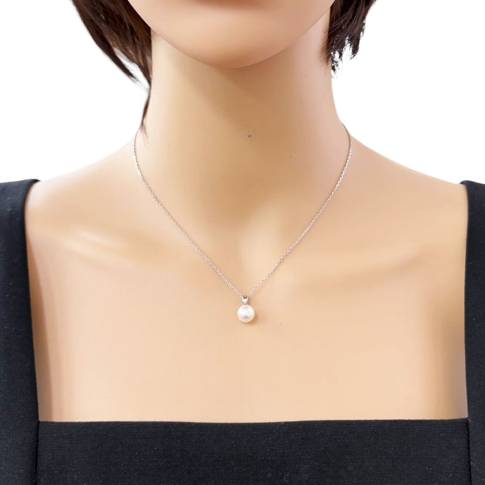 Mikimoto ladies necklace with 18 karat white gold and a single pearl, weighing 3 grams