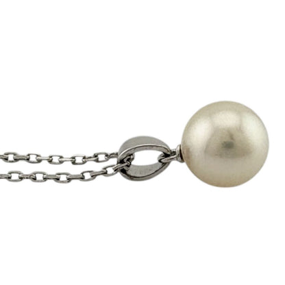 Mikimoto ladies necklace with 18 karat white gold and a single pearl, weighing 3 grams