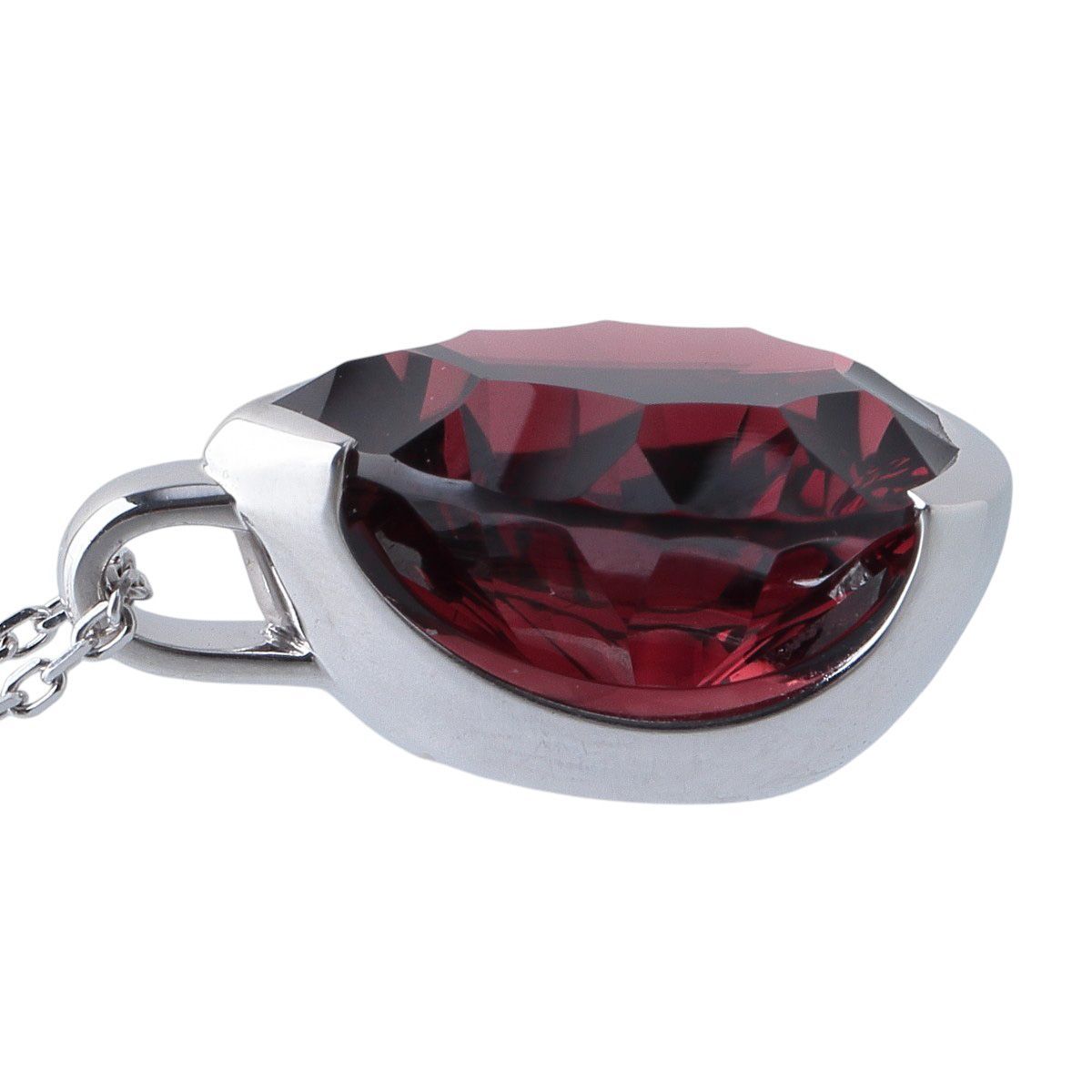 Tasaki Lumino garnet necklace in 18K white gold with 55cm chain and 13mm garnet pendant
