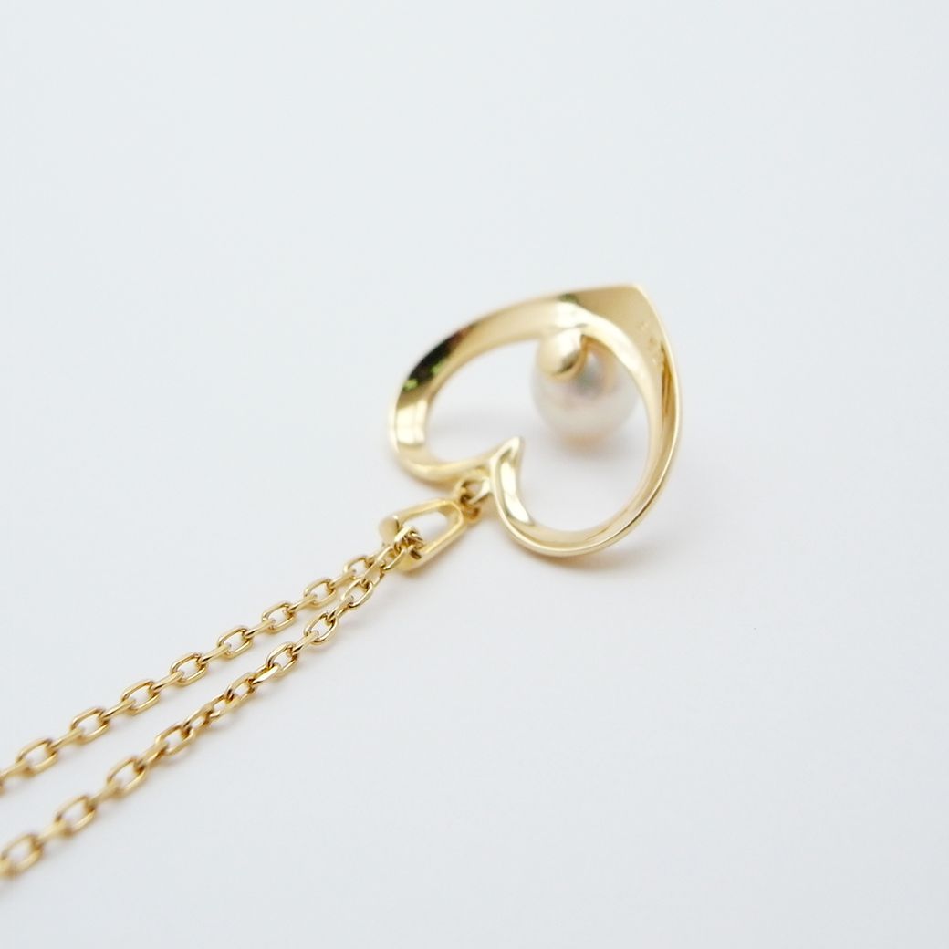 Mikimoto Heart Motif Akoya pearl pendant necklace with 6.2mm pearl in 18K yellow gold on a 40cm chain