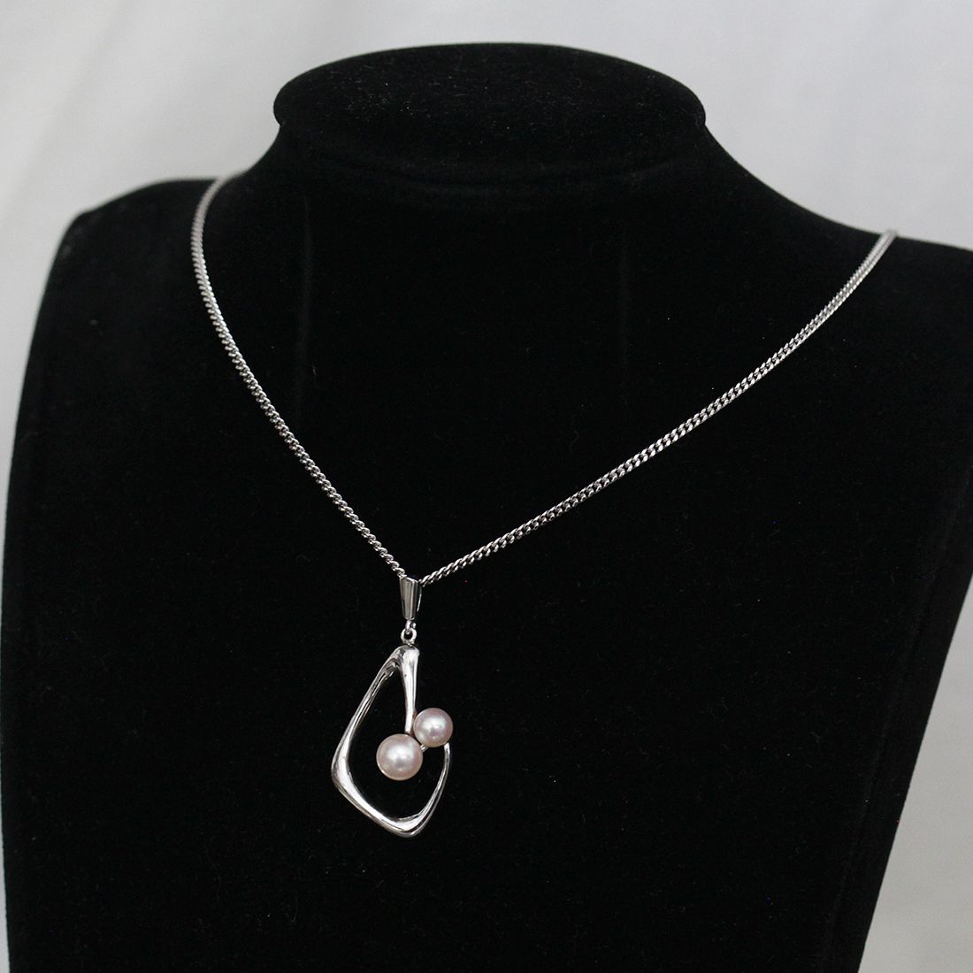 Mikimoto pearl necklace 45cm silver with two pearls of 6.1 mm and 5.2 mm size