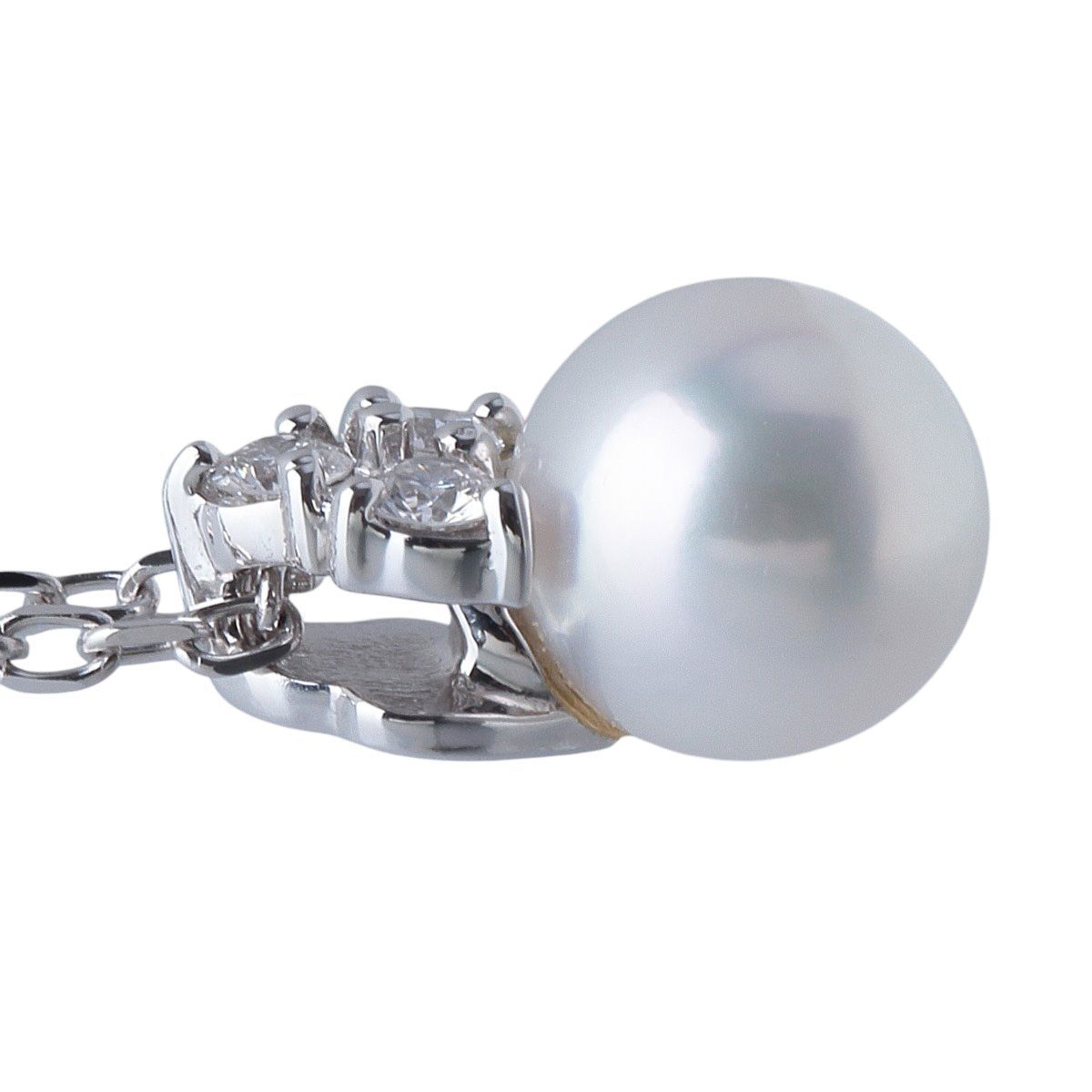 Mikimoto necklace featuring 6.7mm Akoya pearl and three diamonds set in K18 white gold, 40cm length