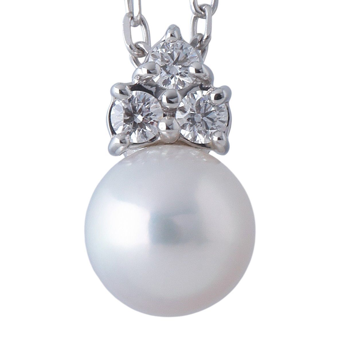 Mikimoto necklace featuring 6.7mm Akoya pearl and three diamonds set in K18 white gold, 40cm length