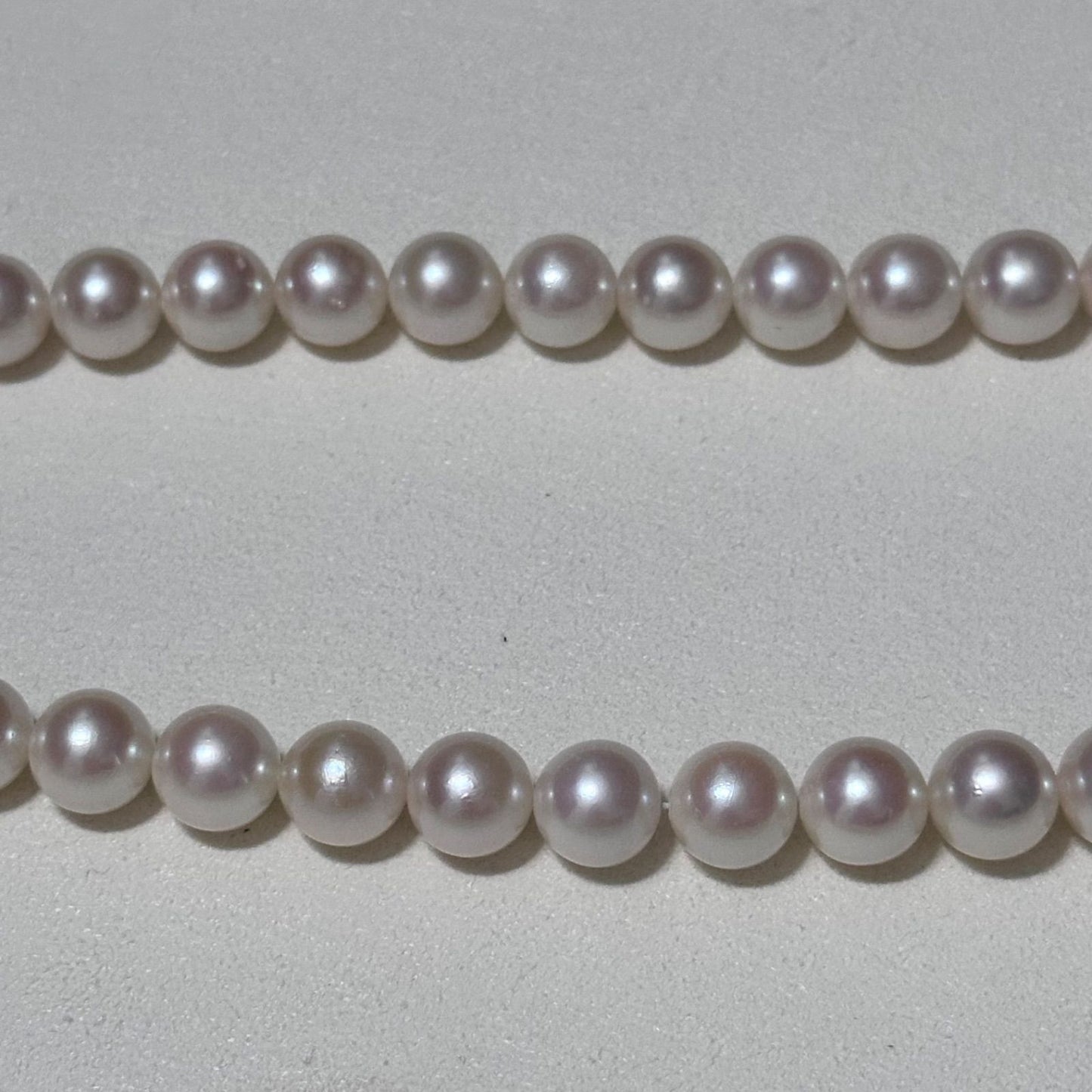 Akoya pearl necklace with 8.5-9.0 mm pearls and silver clasp, 43.5 cm long