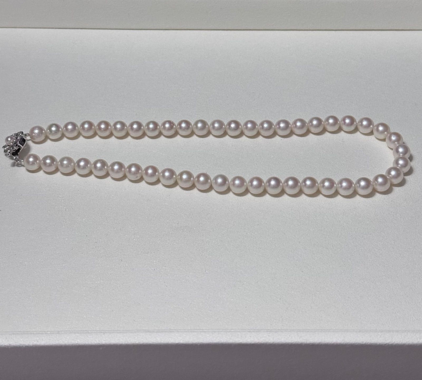 Akoya pearl necklace with 8.5-9.0 mm pearls and silver clasp, 43.5 cm long