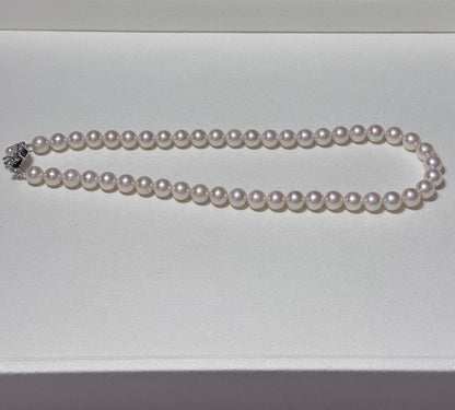 Akoya pearl necklace with 8.5-9.0 mm pearls and silver clasp, 43.5 cm long