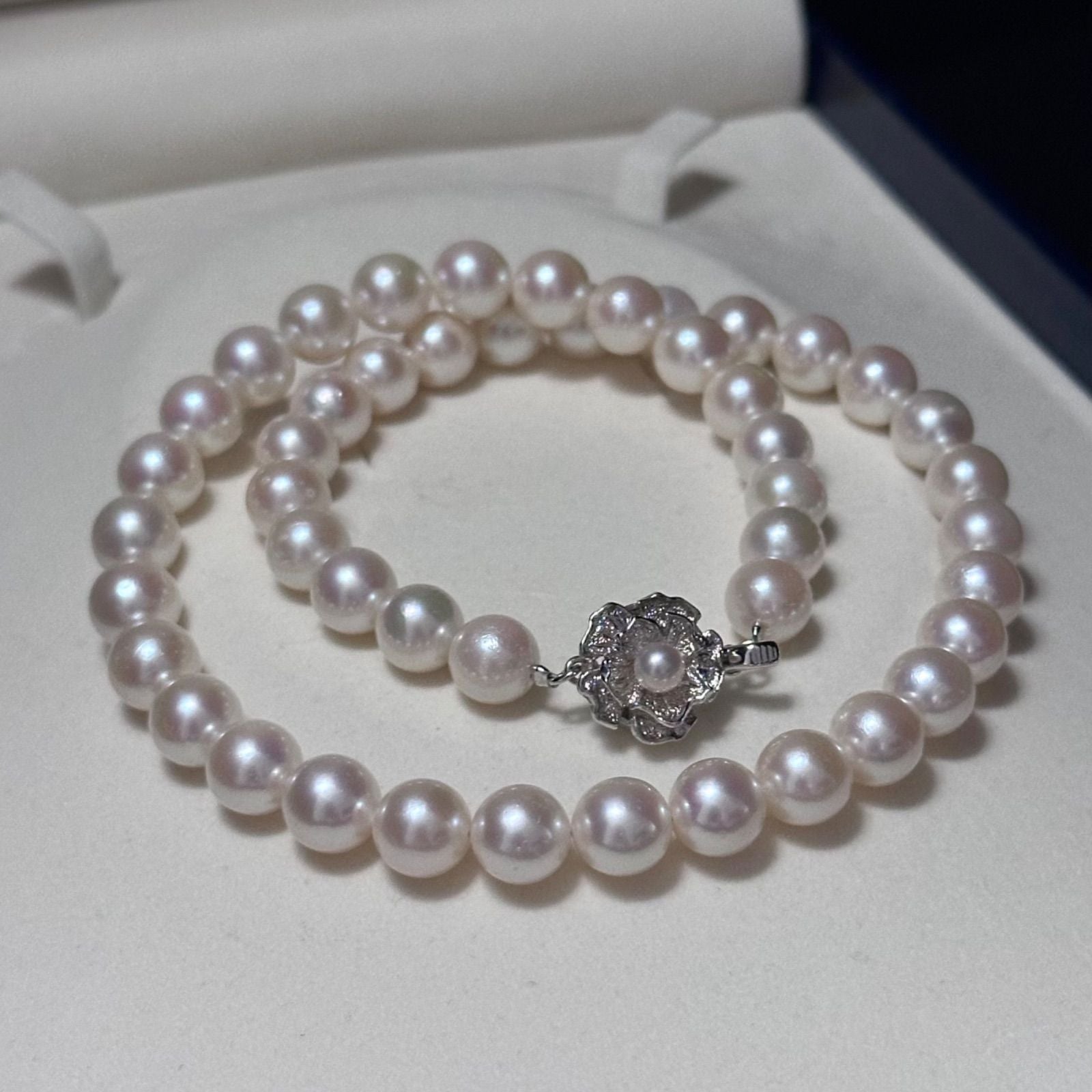 Akoya pearl necklace with 8.5-9.0 mm pearls and silver clasp, 43.5 cm long