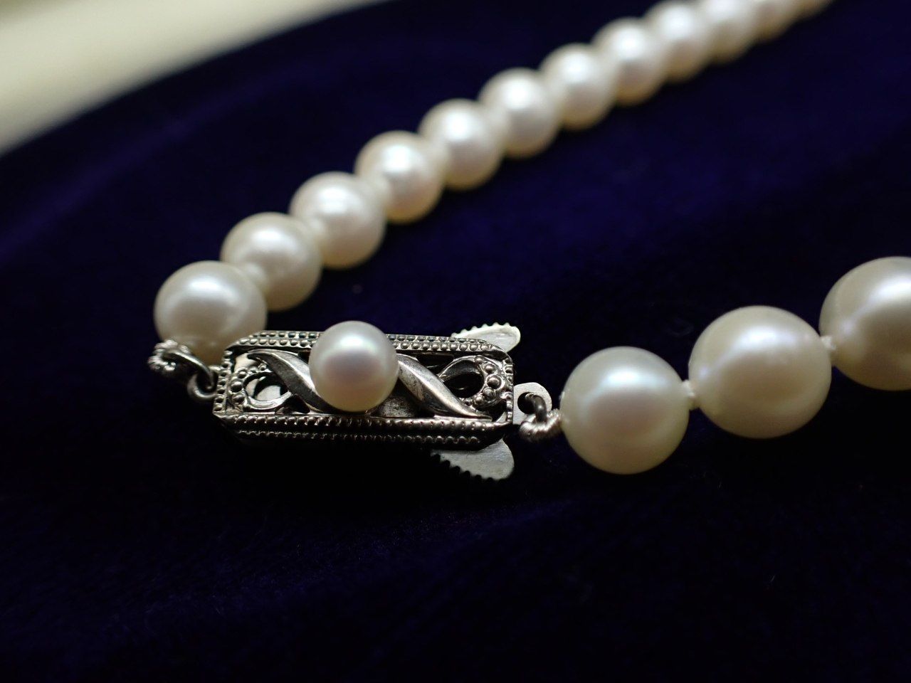 Mikimoto Akoya pearl necklace with 6mm round pearls and a silver clasp measuring 42cm in length