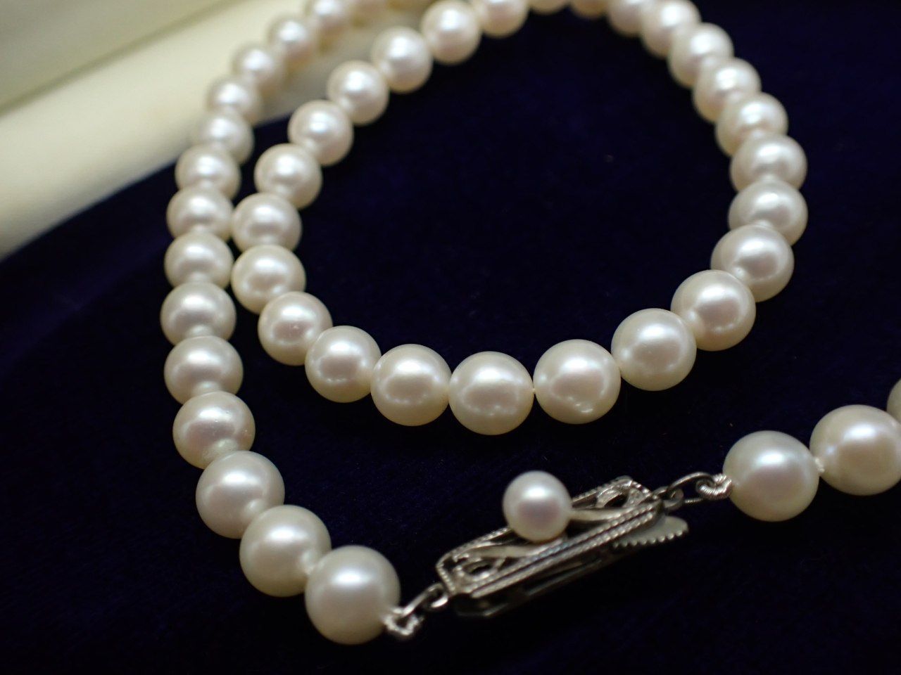 Mikimoto Akoya pearl necklace with 6mm round pearls and a silver clasp measuring 42cm in length
