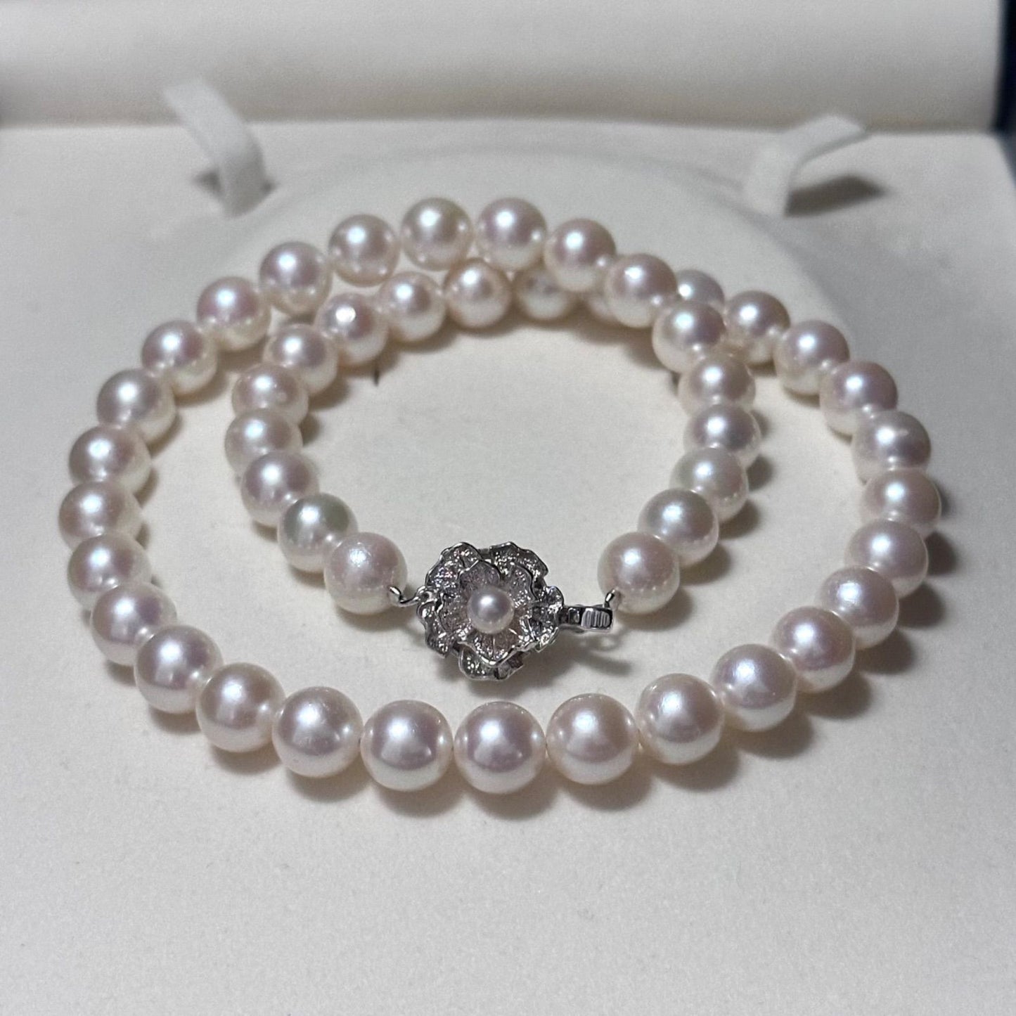 Akoya pearl necklace with 8.5-9.0 mm pearls and silver clasp, 43.5 cm long