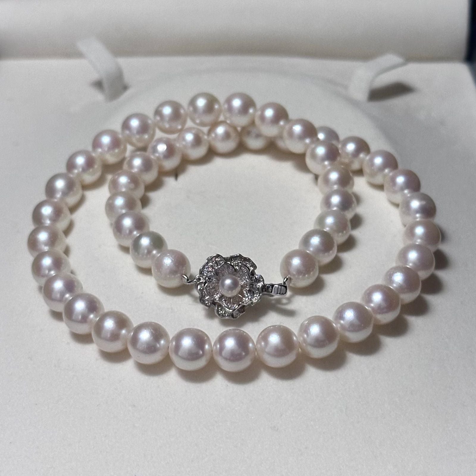Akoya pearl necklace with 8.5-9.0 mm pearls and silver clasp, 43.5 cm long