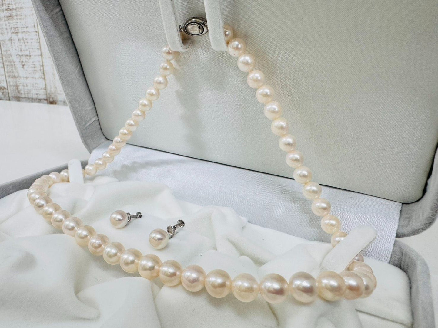 Akoya pearl necklace and earrings set with 7.0-7.32mm pearls on silver 925 and K14WG settings