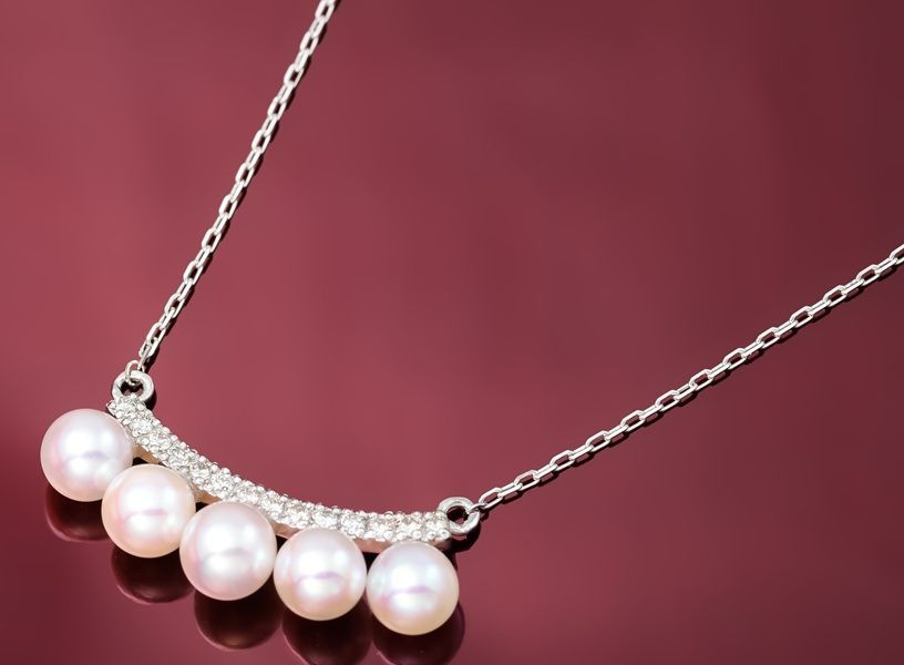 Pt900/Pt850 Baby Pearl Diamond Necklace Modelb26-4 with 5 pearls and platinum chain