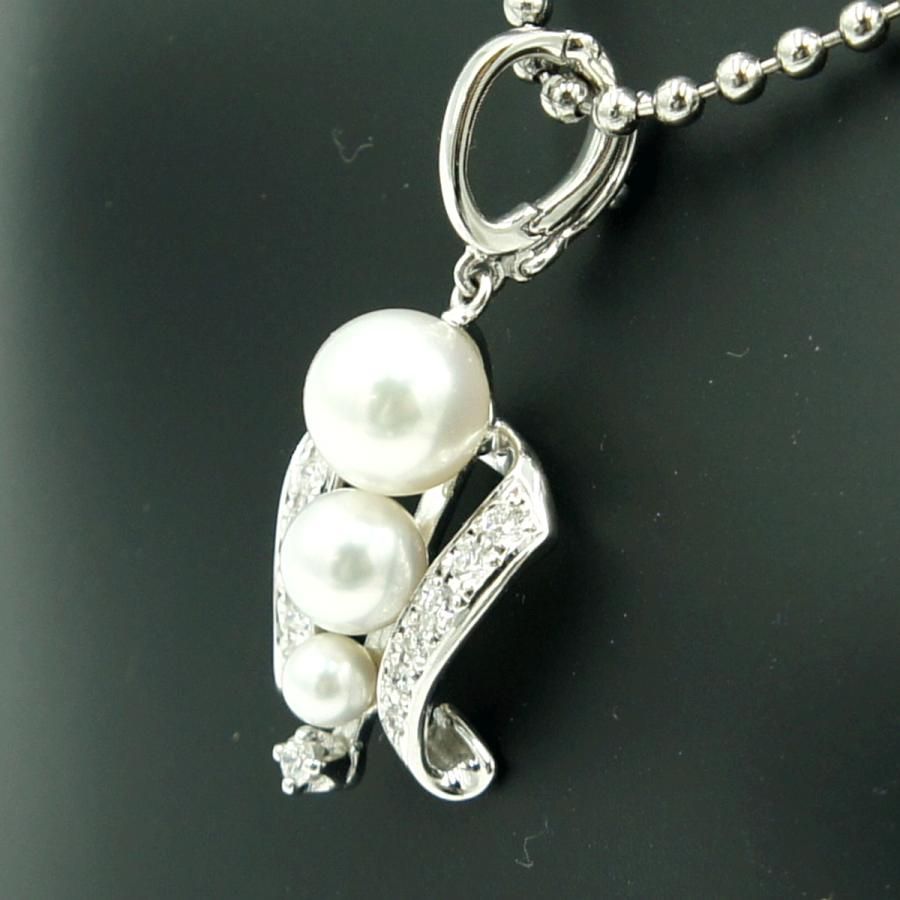 Mikimoto K18 gold pendant top with pearl and diamond detailing measuring 21.5mm by 13.7mm