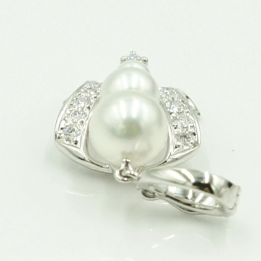 Mikimoto K18 gold pendant top with pearl and diamond detailing measuring 21.5mm by 13.7mm