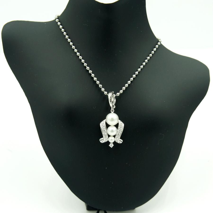 Mikimoto K18 gold pendant top with pearl and diamond detailing measuring 21.5mm by 13.7mm