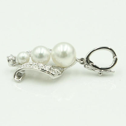 Mikimoto K18 gold pendant top with pearl and diamond detailing measuring 21.5mm by 13.7mm