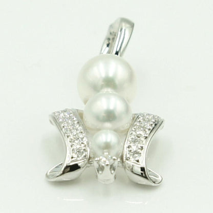 Mikimoto K18 gold pendant top with pearl and diamond detailing measuring 21.5mm by 13.7mm