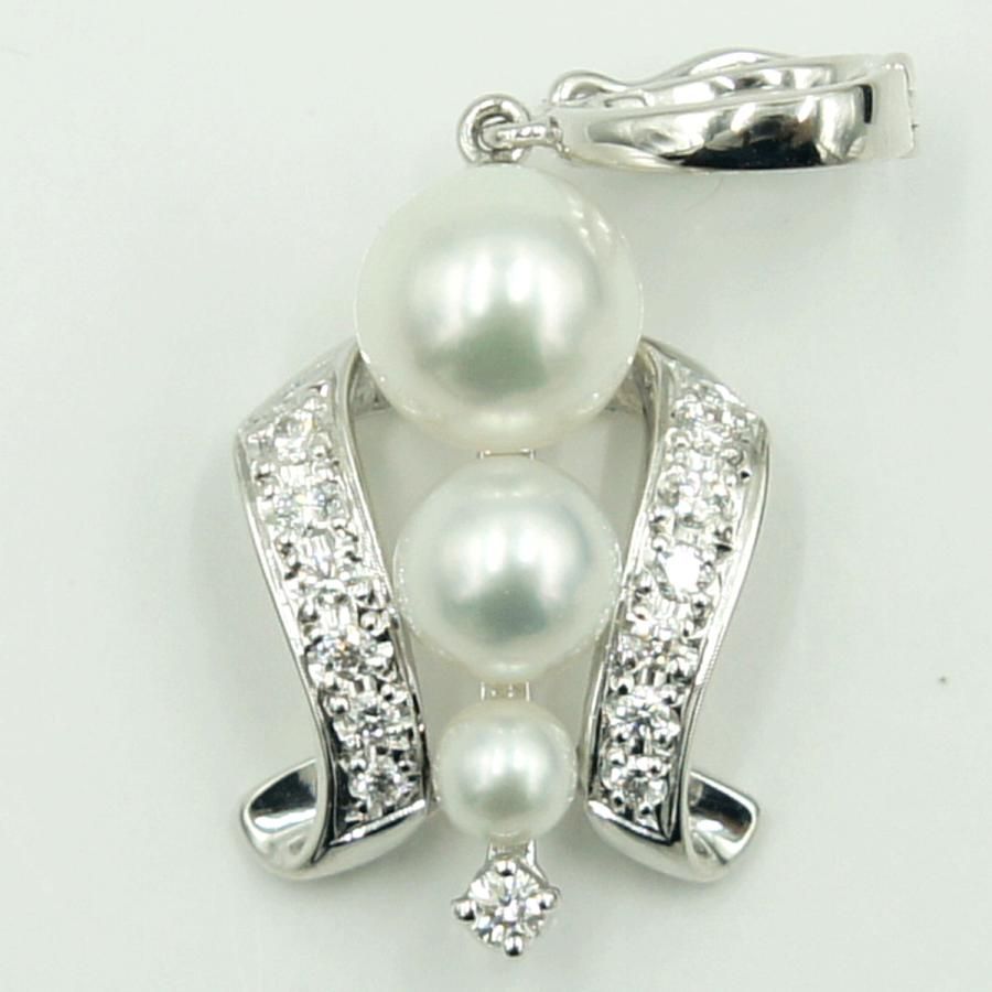 Mikimoto K18 gold pendant top with pearl and diamond detailing measuring 21.5mm by 13.7mm