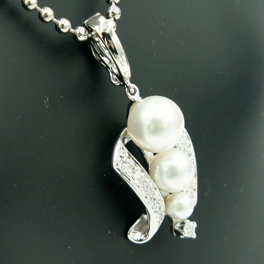 Mikimoto K18 gold pendant top with pearl and diamond detailing measuring 21.5mm by 13.7mm