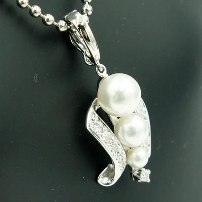 Mikimoto K18 gold pendant top with pearl and diamond detailing measuring 21.5mm by 13.7mm