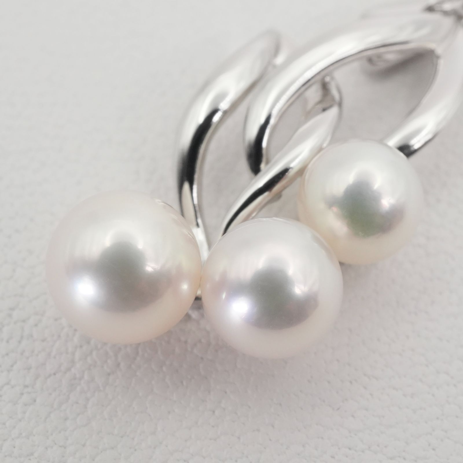 Mikimoto baby pearl silver necklace model 26-0306 with delicate silver chain and lustrous pearl pendant