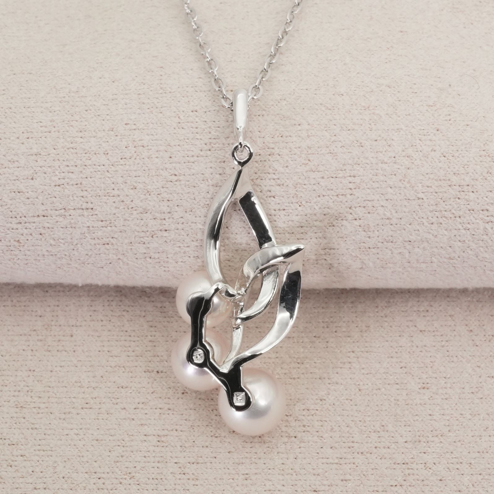 Mikimoto baby pearl silver necklace model 26-0306 with delicate silver chain and lustrous pearl pendant